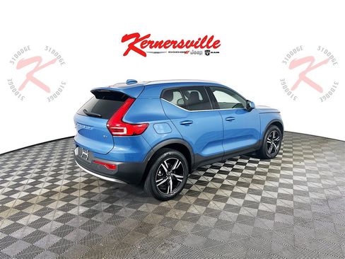 Used 2023 Volvo XC40 B4 Plus image 7