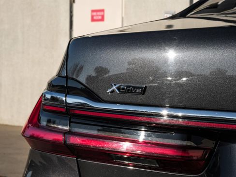 Used 2021 BMW 750i xDrive image 59