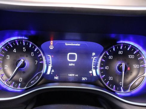 Used 2025 Chrysler Pacifica Select image 24