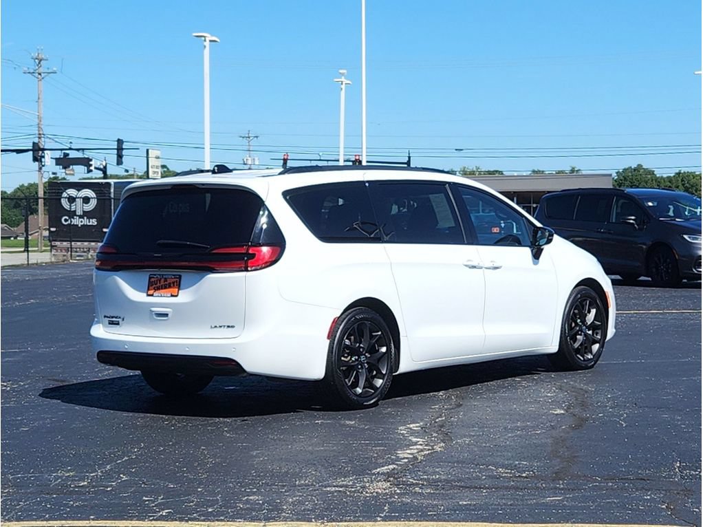 Used 2025 Chrysler Pacifica Limited FWD image 11