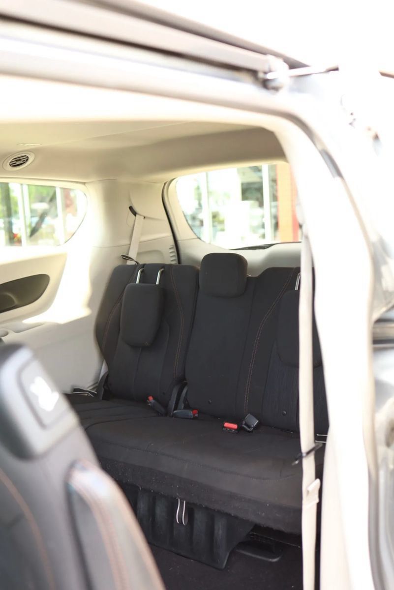 Used 2020 Chrysler Pacifica Touring w/ Advanced Safetytec Group FWD image 33