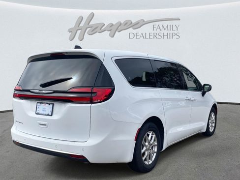 Certified 2025 Chrysler Pacifica Select FWD image 3