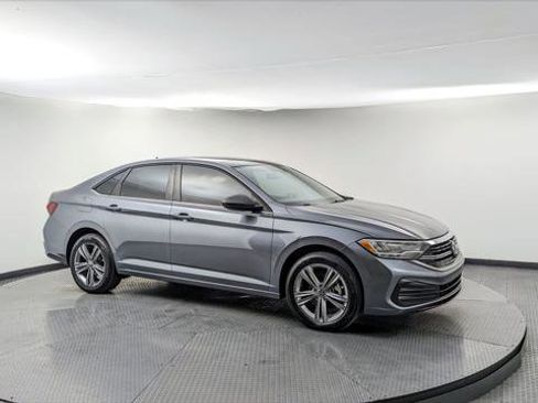 Used 2022 Volkswagen Jetta SE image 9