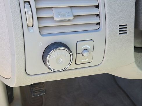 Used 2011 Buick Lucerne CXL image 24