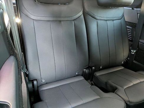 Used 2025 Land Rover Range Rover Long Wheelbase SE image 18