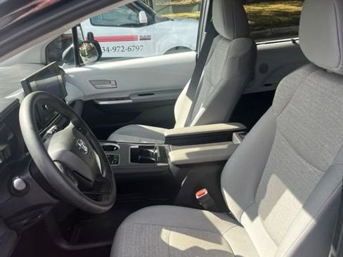 Used 2025 Toyota Sienna LE AWD/4WD image 11