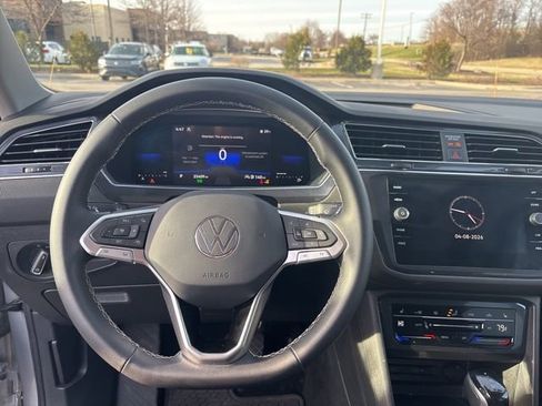 Used 2022 Volkswagen Tiguan SE image 16