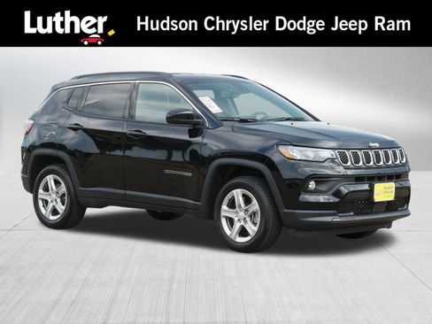 Used 2024 Jeep Compass Latitude w/ Convenience Group AWD/4WD image 1