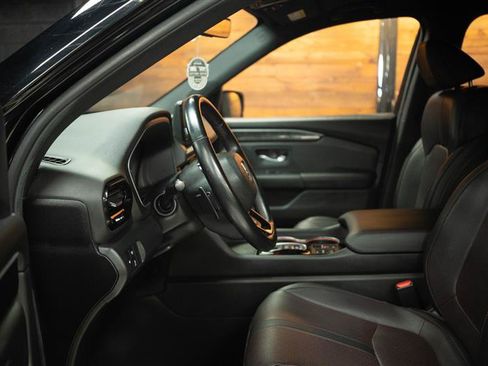 Used 2025 Honda Pilot Black Edition image 9