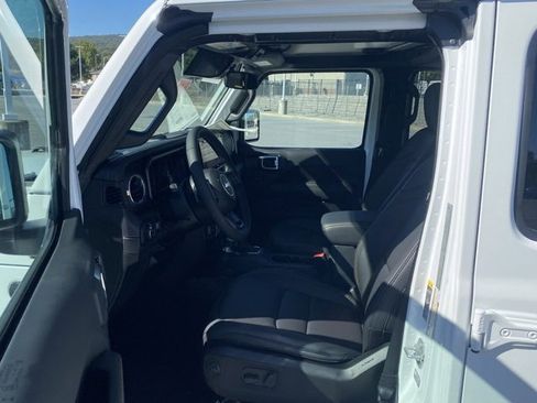 New 2025 Jeep Gladiator Sport image 15