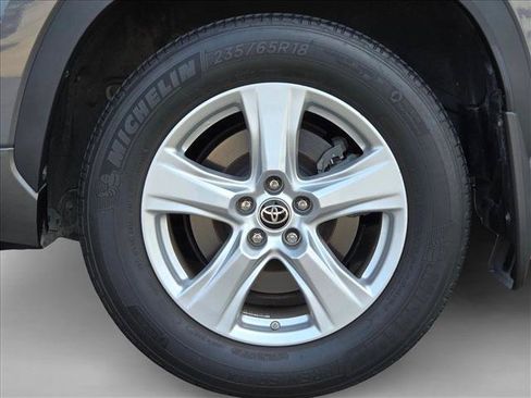 Used 2023 Toyota Highlander LE AWD/4WD image 24
