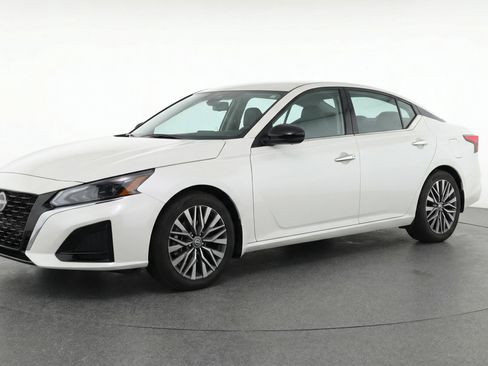 Used 2025 Nissan Altima 2.5 SV FWD image 3
