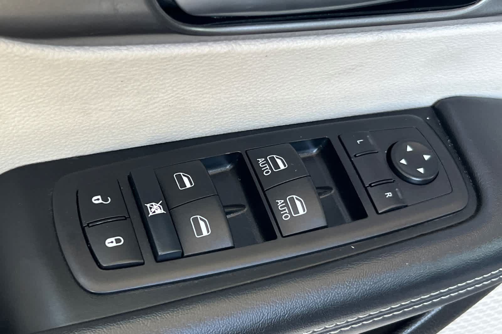 Used 2024 Chrysler Pacifica Touring-L FWD image 13