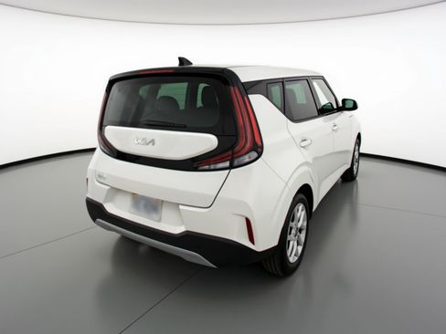 Used 2025 Kia Soul LX w/ LX Technology Package FWD image 9