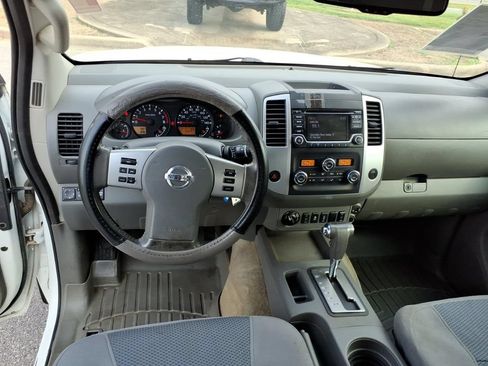 Used 2017 Nissan Frontier SV w/ SV Value Truck Package AWD/4WD image 7