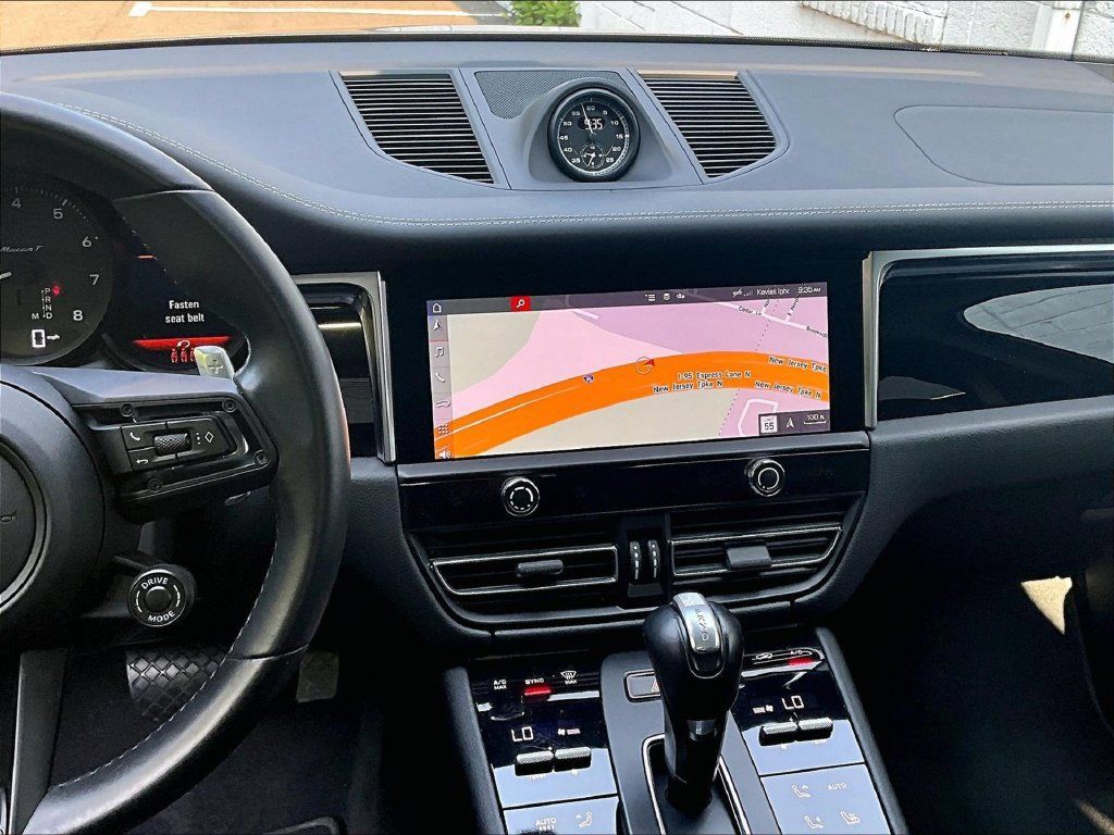 Certified 2023 Porsche Macan Turbo AWD/4WD image 10