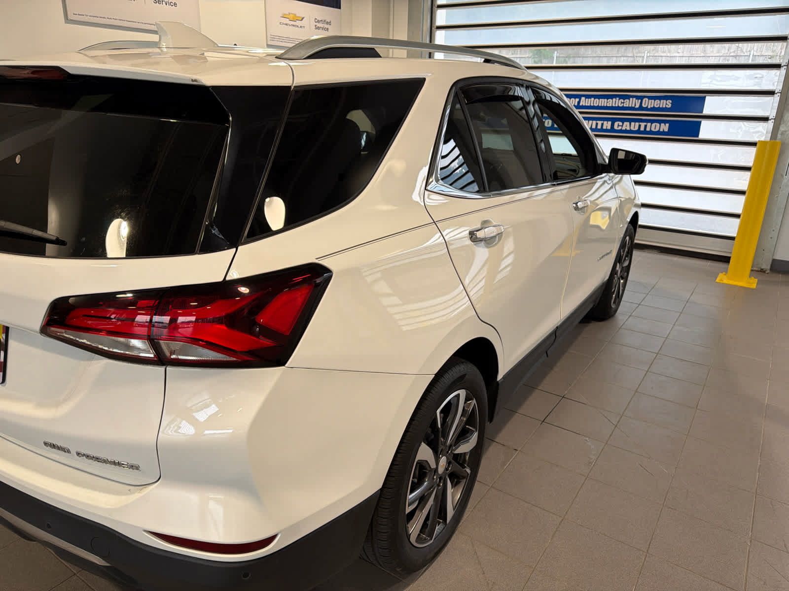 Used 2022 Chevrolet Equinox Premier AWD/4WD image 3