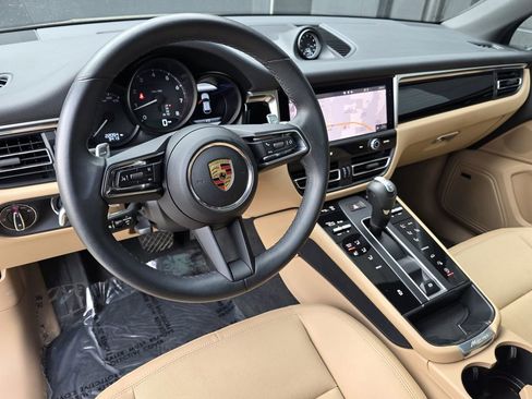 Certified 2023 Porsche Macan Turbo image 4