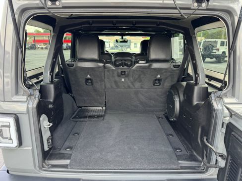 Used 2019 Jeep Wrangler Unlimited Sahara AWD/4WD image 14