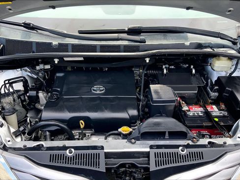 Used 2016 Toyota Sienna XLE Premium FWD image 31
