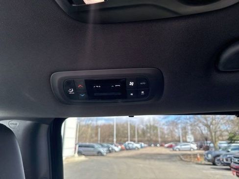 Used 2025 Chrysler Pacifica Select image 8