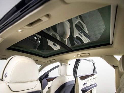 Used 2021 Bentley Bentayga image 23