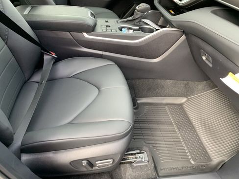 New 2024 Toyota Highlander XLE image 37