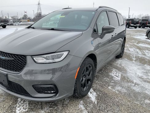 Used 2021 Chrysler Pacifica Limited w/ S Appearance Package image 17