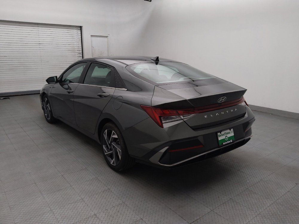 Used 2025 Hyundai Elantra SEL FWD image 5