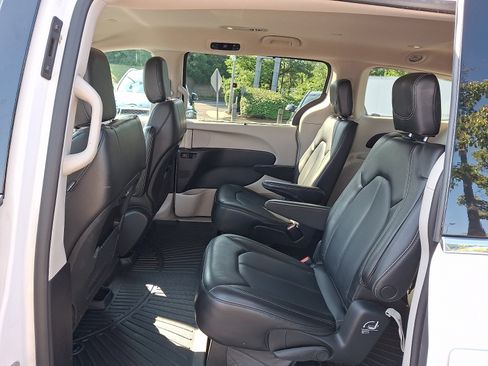 Used 2023 Chrysler Pacifica Touring-L FWD image 11