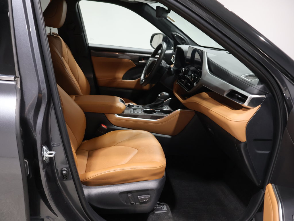 Used 2024 Toyota Highlander Platinum AWD/4WD image 24