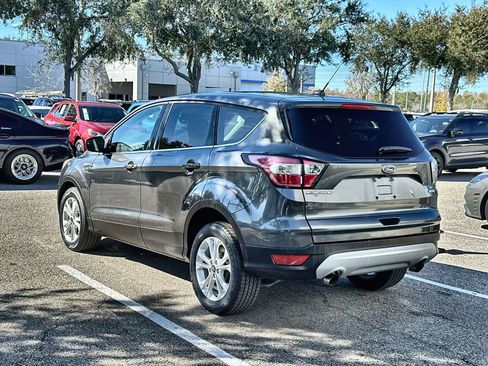 Used 2017 Ford Escape SE image 4