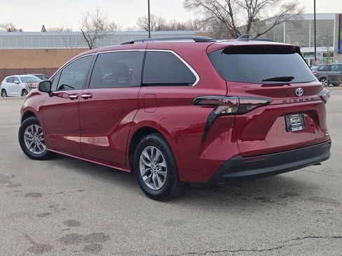 Used 2023 Toyota Sienna XLE image 17