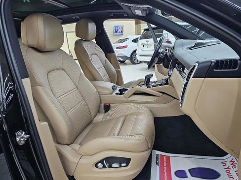 Used 2020 Porsche Cayenne image 21