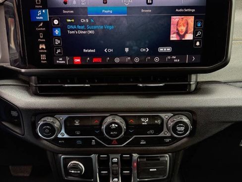Used 2024 Jeep Wrangler Unlimited w/ Technology Group AWD/4WD image 11