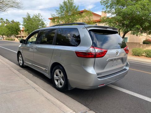 Used 2020 Toyota Sienna LE w/ LE Preferred Package image 23