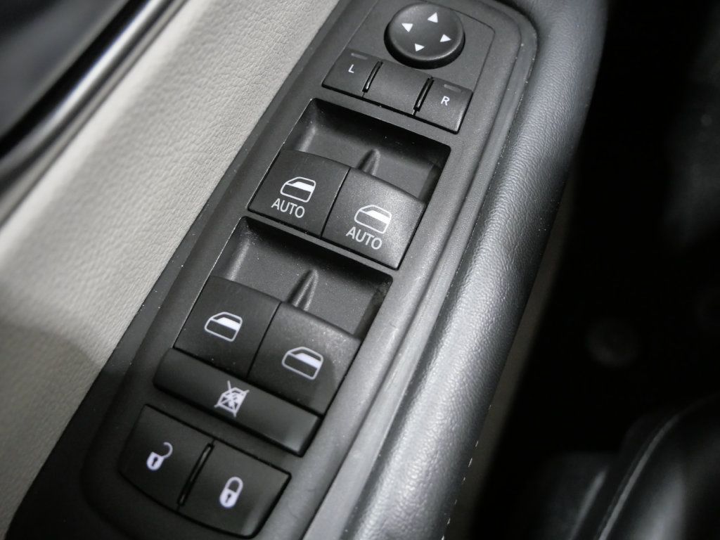 Used 2024 Chrysler Pacifica Touring-L FWD image 13