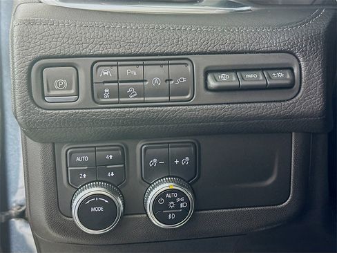 Used 2021 GMC Yukon Denali w/ Denali Premium Package image 10