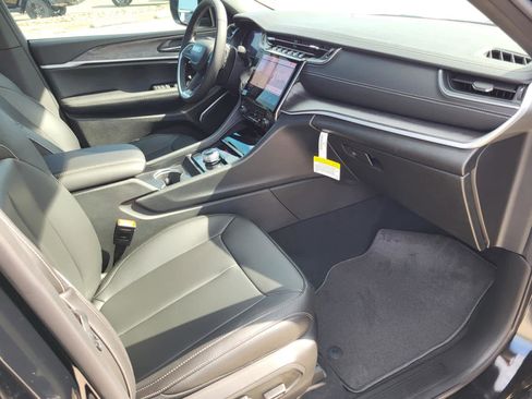 New 2025 Jeep Grand Cherokee Limited w/ Black Appearance Package image 9