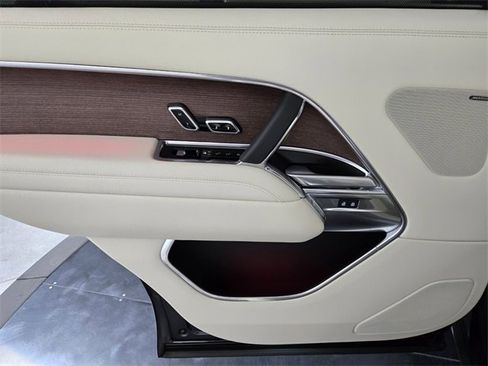 Used 2025 Land Rover Range Rover Long Wheelbase SE image 19