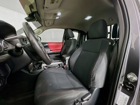 Used 2018 Toyota Tacoma SR5 w/ SR5 Appearance Package (SM) image 19