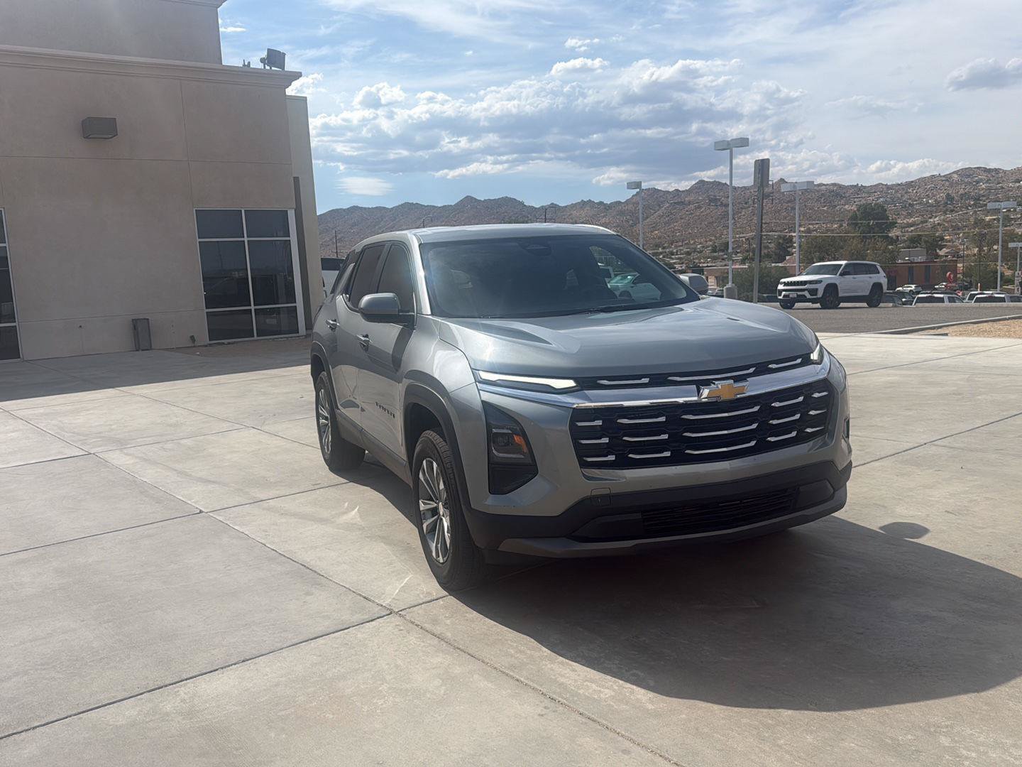 Used 2025 Chevrolet Equinox LT FWD image 3