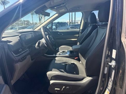 Used 2025 Kia Carnival EX FWD image 6