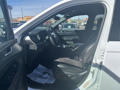 Used 2023 Jeep Grand Cherokee L Laredo image 13