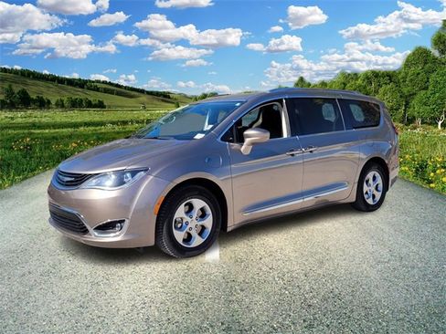 Certified 2018 Chrysler Pacifica Touring-L image 2
