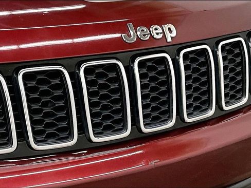 Used 2020 Jeep Grand Cherokee Laredo AWD/4WD image 32
