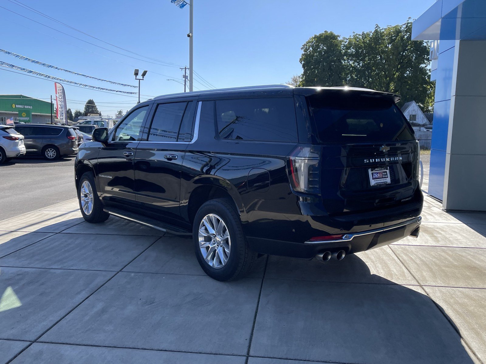 Used 2025 Chevrolet Suburban Premier AWD/4WD image 3