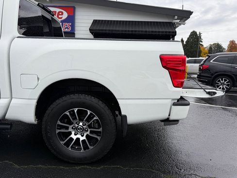 Used 2021 Nissan Titan SV w/ SV Convenience Package image 6