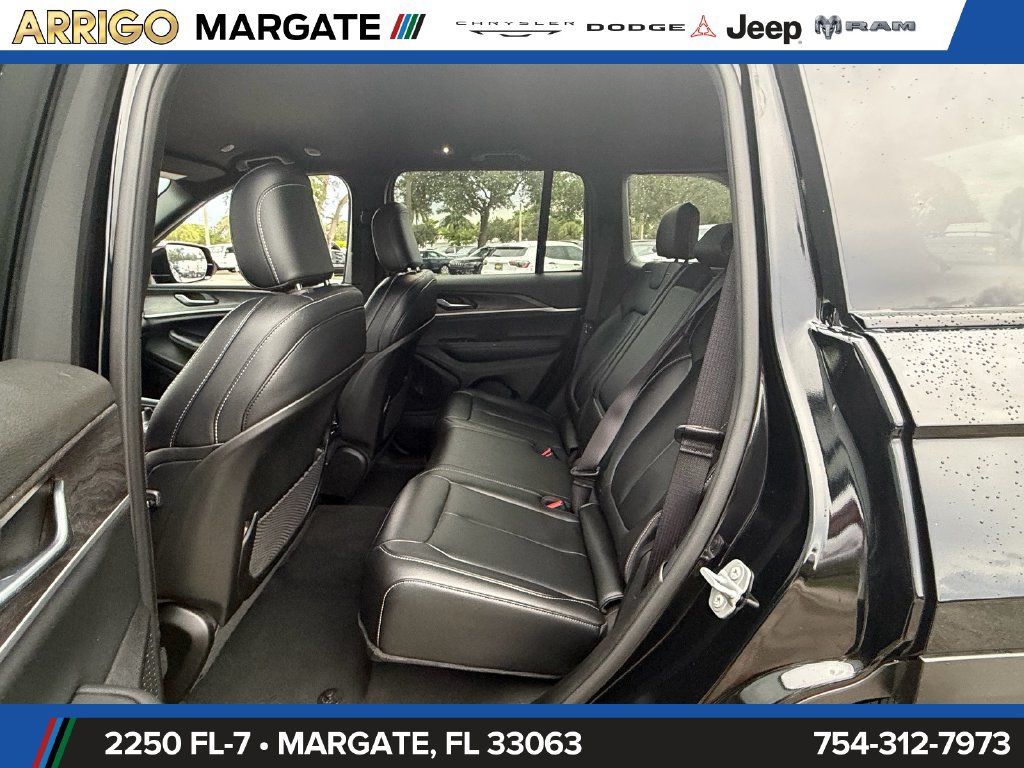 Used 2025 Jeep Grand Cherokee Limited RWD image 11