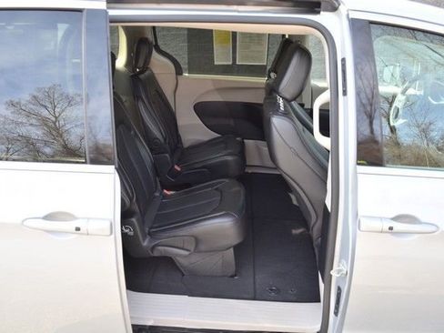 Used 2024 Chrysler Pacifica Touring-L image 30